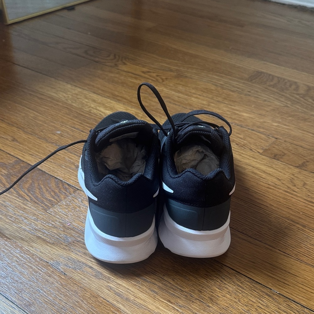 Nike Run Swift 3 women’s Black and White Athletic Sneakers NWT - Picture 5 of 8